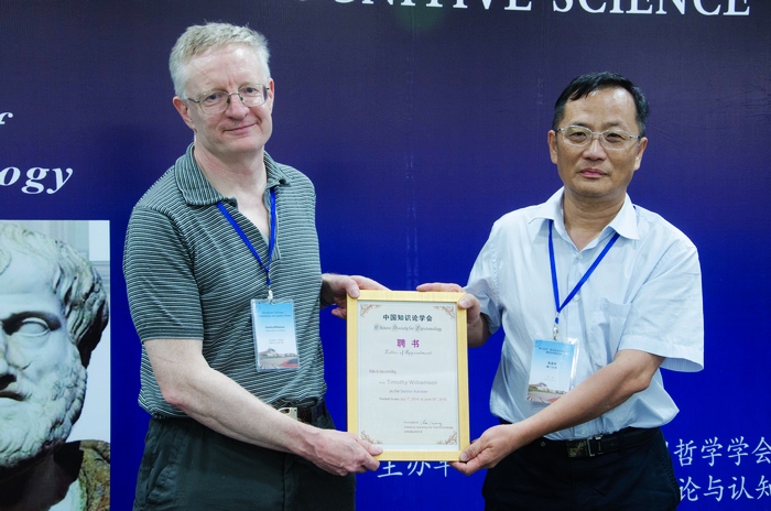 2abd48c9-34bd-4396-92a7-7086c08d347f.jpg 陈嘉明教授为威廉姆森教授颁发高级顾问聘书